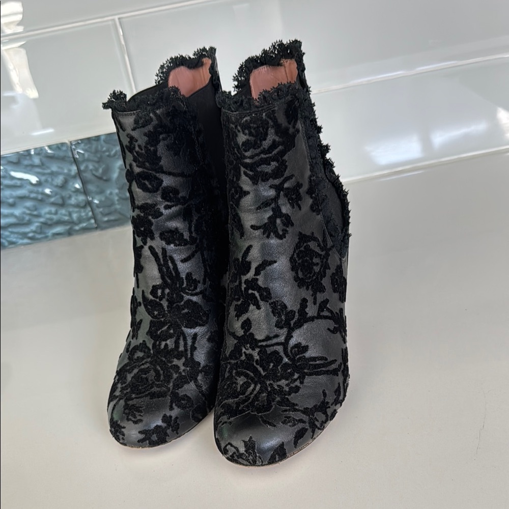 Vero Cuoio Black Ankle Boots with Lace-Up Design